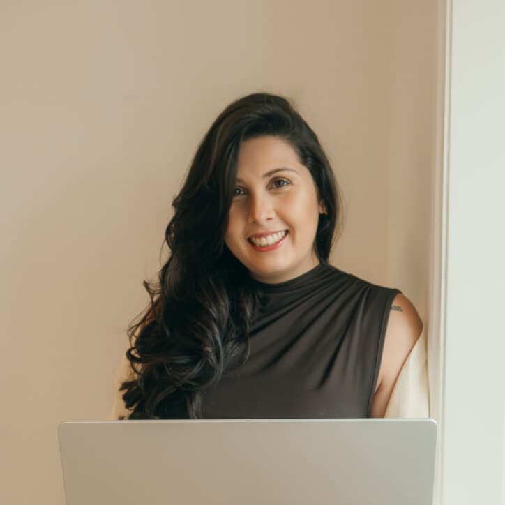 Paola Oliveira, the person behind The Ads Girl